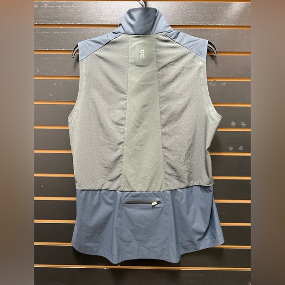 New On Running Women's Gray Weather Vest - Picture 4 of 5